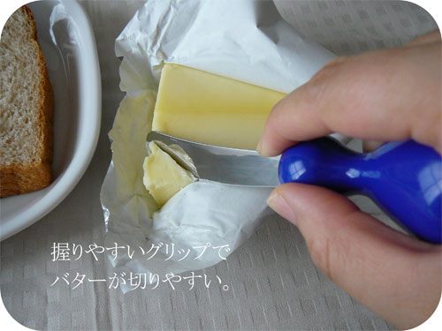 ダルトンのバターナイフでバターを切っているところ
