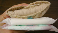 メイド・イン・アースのスナップタイプの布ナプキンと普通のナプキンの厚さ比較