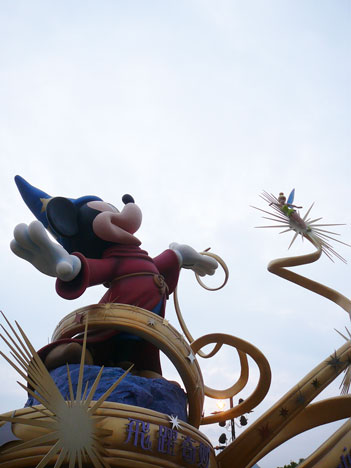 香港ディズニーランドの5周年記念オブジェのミッキーとティンカーベル
