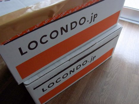ロコンド.jpからの荷物の箱