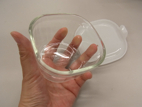 ベルメゾンネットで購入したiwakiの耐熱ガラス保存容器パック＆レンジシステムの220mlサイズを持つ手