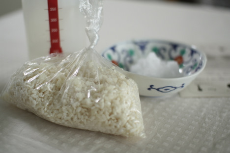 「浅利妙峰が伝える　はじめての糀料理」のレシピで作る塩糀の材料