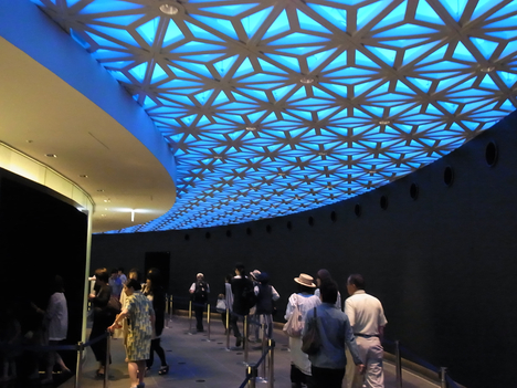 東京スカイツリー内のエレベーター手前の天井のデザイン