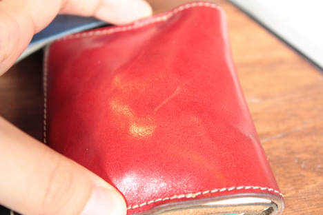 赤色の栃木レザーの革財布