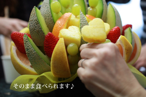 大阪のギフトパークのフルーツアレンジメントを食べる女性の手