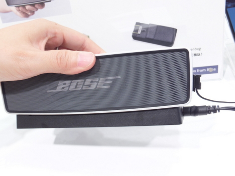 BOSEのSoundLink Mini Bluetooth speakerを持っているところ